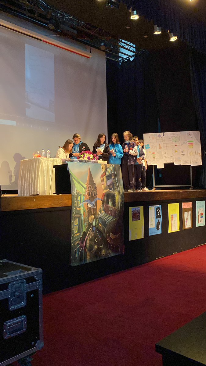 Bu dönemin yazarı Melis Sena Yılmaz.Yazarimizin kitabı : Aşağİstanbul. Enerjisi ve samimiyeti ile öğrencilerimizi mutlu eden  yazarımız, çocuklarımızın  okuma düşüne yeni tohumlar ekledi. Öğrencilerimiz, yazarın yeni kitabını heyecanla bekliyorlar.