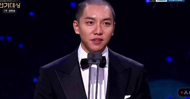lsg_myanmar's tweet photo. Congratulations to Our World Star 💞Lee Seung Gi💞 on winning Daesang!!! 👏👏👏

@leeseunggi.official 
#이승기 #LeeSeungGi #လီဆွန်းဂီ
 #イスンギ #李昇基 
#휴먼메이드 #휴먼테이블
#byhumanmade #humantable
#LSGMyanmar #미얀마아이렌 #Myanmar_Airen #Airen https://t.co/RvyiTnzIqV