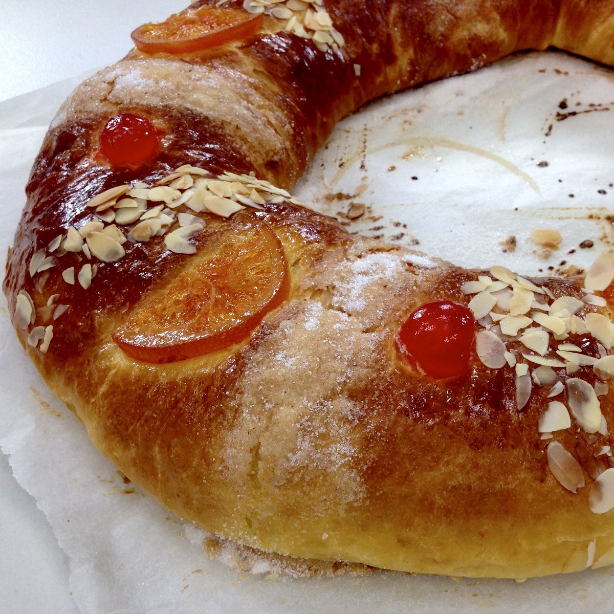robinfood's tweet photo. Antes todo era estacional y comíamos lo que tocaba en cada momento, así que mañana en el @MasDeUno hablaremos de una especialidad que disfrutábamos 2 días y ahora papeamos casi 12 meses del año: el roscón de Reyes. #cómpraloenlaPasteleria #menudaTurra #conlaMasaMadre #redios https://t.co/YecHlcW6Jy