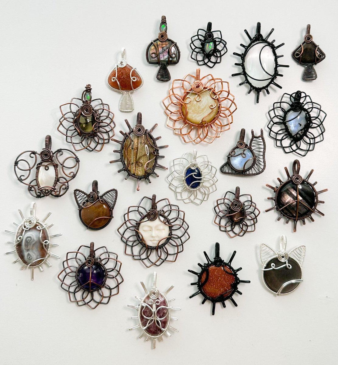 mildhippie's tweet image. the crystals          🪩🎇✨        the pendants

“fame &amp;amp; fortune” collection coming to my shop January 6th at 4pm eastern time &amp;lt;3