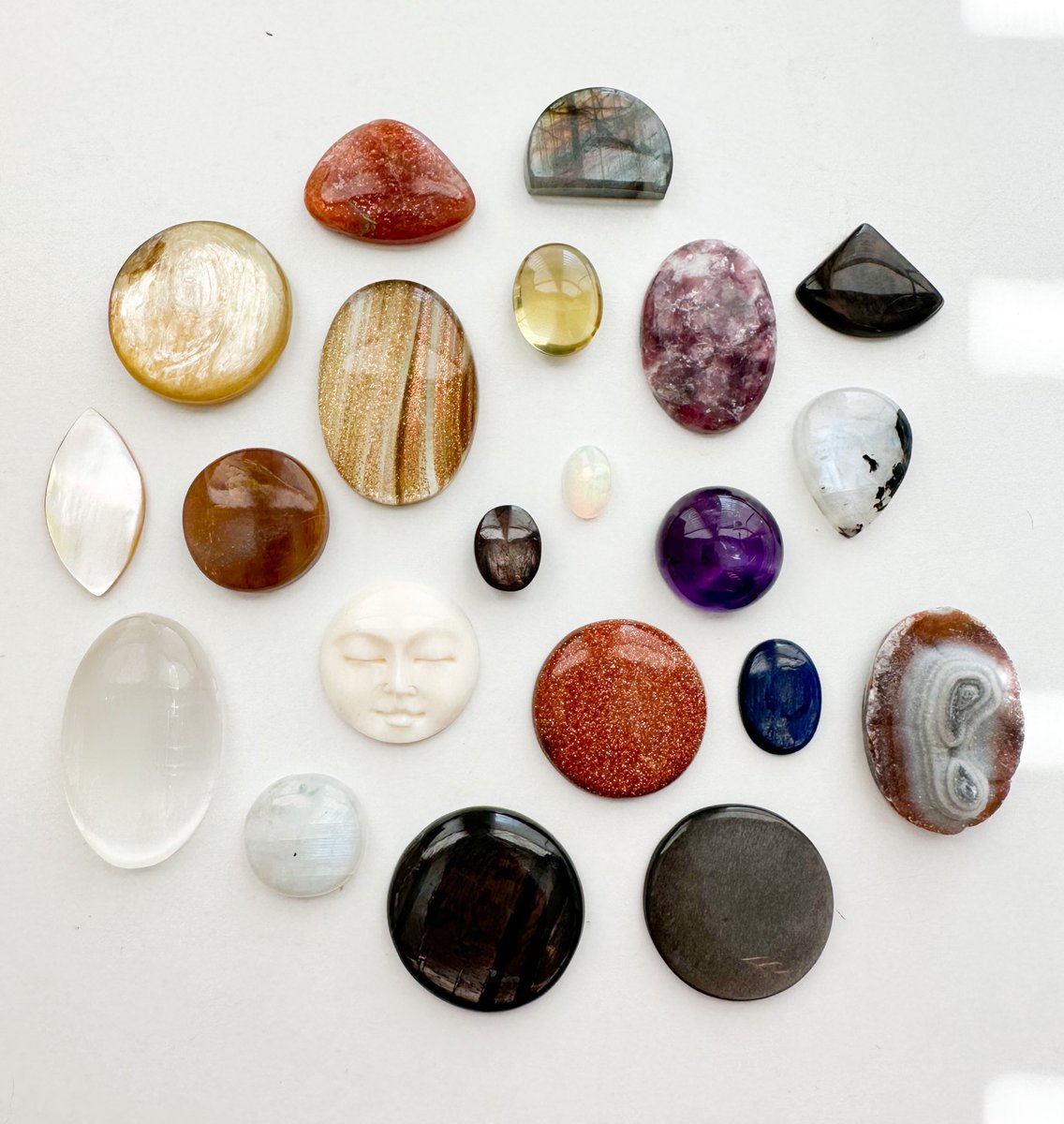 mildhippie's tweet image. the crystals          🪩🎇✨        the pendants

“fame &amp;amp; fortune” collection coming to my shop January 6th at 4pm eastern time &amp;lt;3