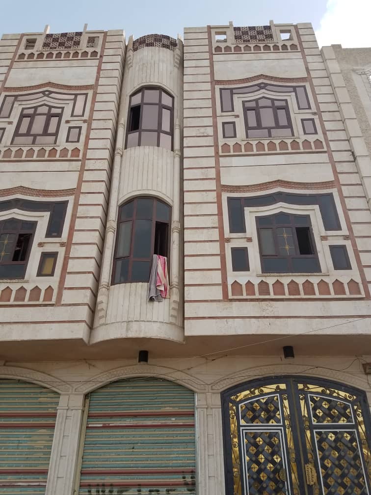 #عماره #للبيع موقع حلوو جداً #شملان حي راقي قريب سوق همدان  الواجهة ٩ م على شارع١٢ م قريب جدا من شارع ٣٠م  
٣صابق الدورالاول دكاكين وشقة مشطبة والطابق الثاني شقتين مشطبات  والطابق الثالث مسقوف ومركبة طياقه بدون تشطيب  والمساحة ٣لبن 
السعر 110مليون 
+967771646577
771646577
#صنعاء
