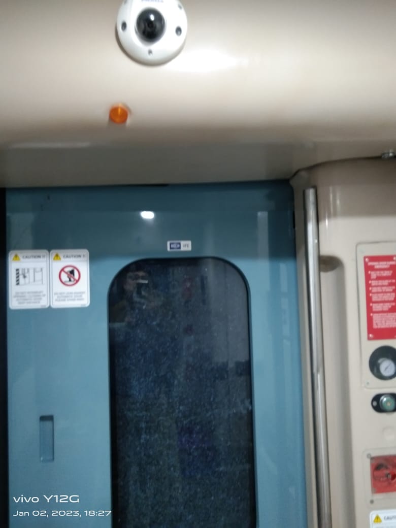 JournoAaritra's tweet photo. #BreakingNews 
Stones were pelted at Bande Bharat Express, glass doors were broken.  The incident allegedly took place near Samsir Kumarganj in Malda on Monday.  It is alleged that stones were thrown at the right side door glass of the coach, C 13. 
#VandeBharat @RailNf https://t.co/uTshbtZZGR