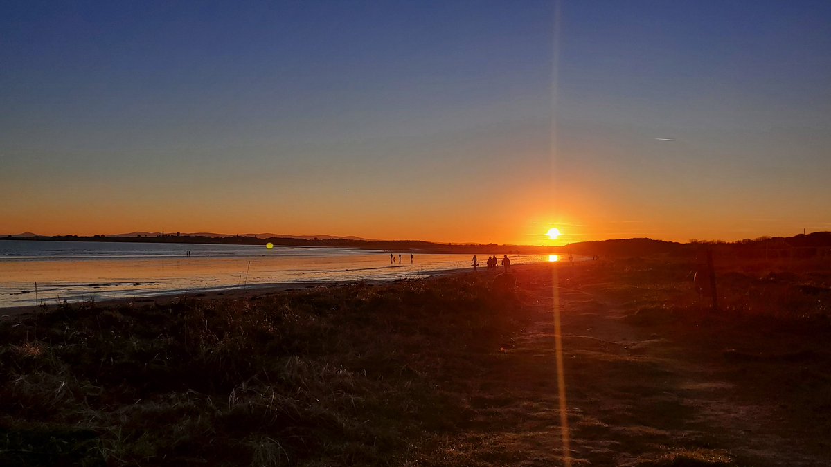 Busy evening on the South strand this evening💙😍 

Did you catch this evenings stunning sunset in Ros Éo?
#Rush #Dublin #Fingal #LoveFingal #LoveRush #LoveDublin #VisitDublin