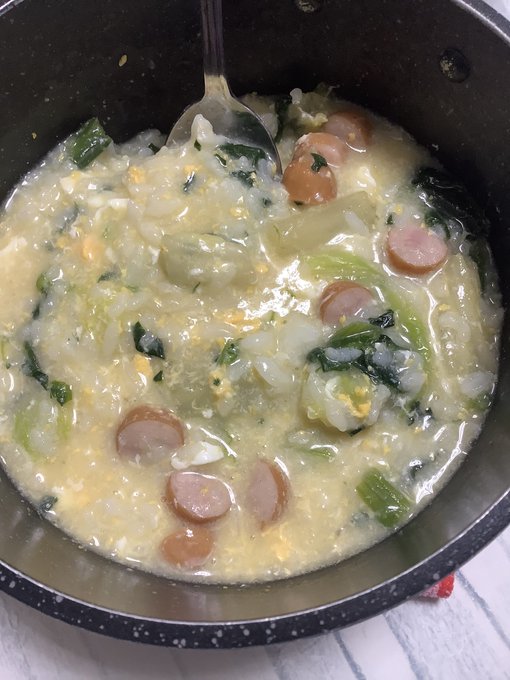 昨日と全く同じ材料で同じものを作った

おかゆ的なやつです

ただ‼️ウィンナーは切ったほうが良いと言われたので

そこだけが昨日とはちがーーう‼️日々進歩(o^^o) 