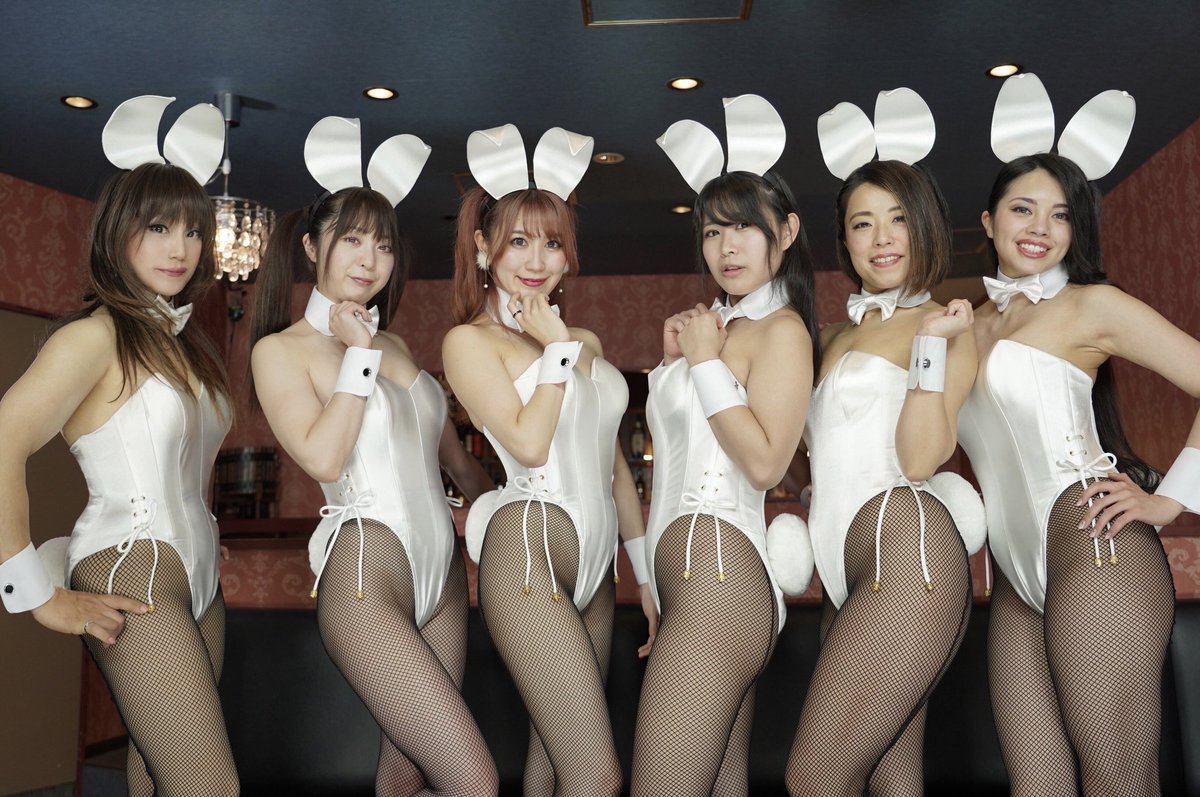 Seraine_M's tweet photo. 兎年３日目 やっぱりバニーです。🐰
プロのモデル、グラドルさんたちとの幸せショット❤️
白バニー👯

＃バニー
＃バニーガール
＃バニーガール向上委員会
#兎年 https://t.co/tT247SEshg