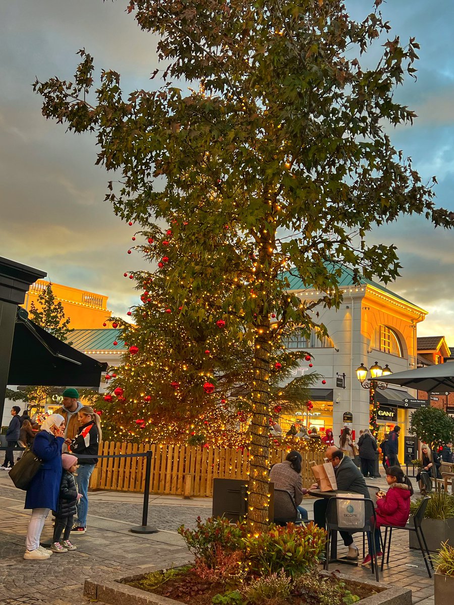 Cattan2011's tweet photo. McArthurGlen Designer Outlet - shop till you drop #streetart #STAFFORDSHIRE #WESTMIDLANDS #travel #travelphotography #travelphoto #NewYear2023 #beautifulworld #visitengland https://t.co/aRC1s30fwH