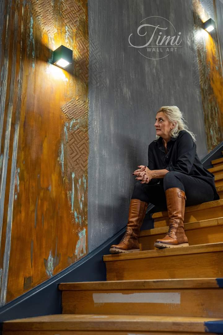 Cosmas_Mbarga's tweet photo. Rebirth of a worn-out staircase, the worn gray color of the wall has become the same as the dark gray color of the stairs. The light and atmosphere of the lamps are enhanced by the rust wall decoration☺️
#CalceCruda +#Ironic + #Verderame
🙏💯
#novacolor
#webelongtonature https://t.co/1IQ0cVnTNO