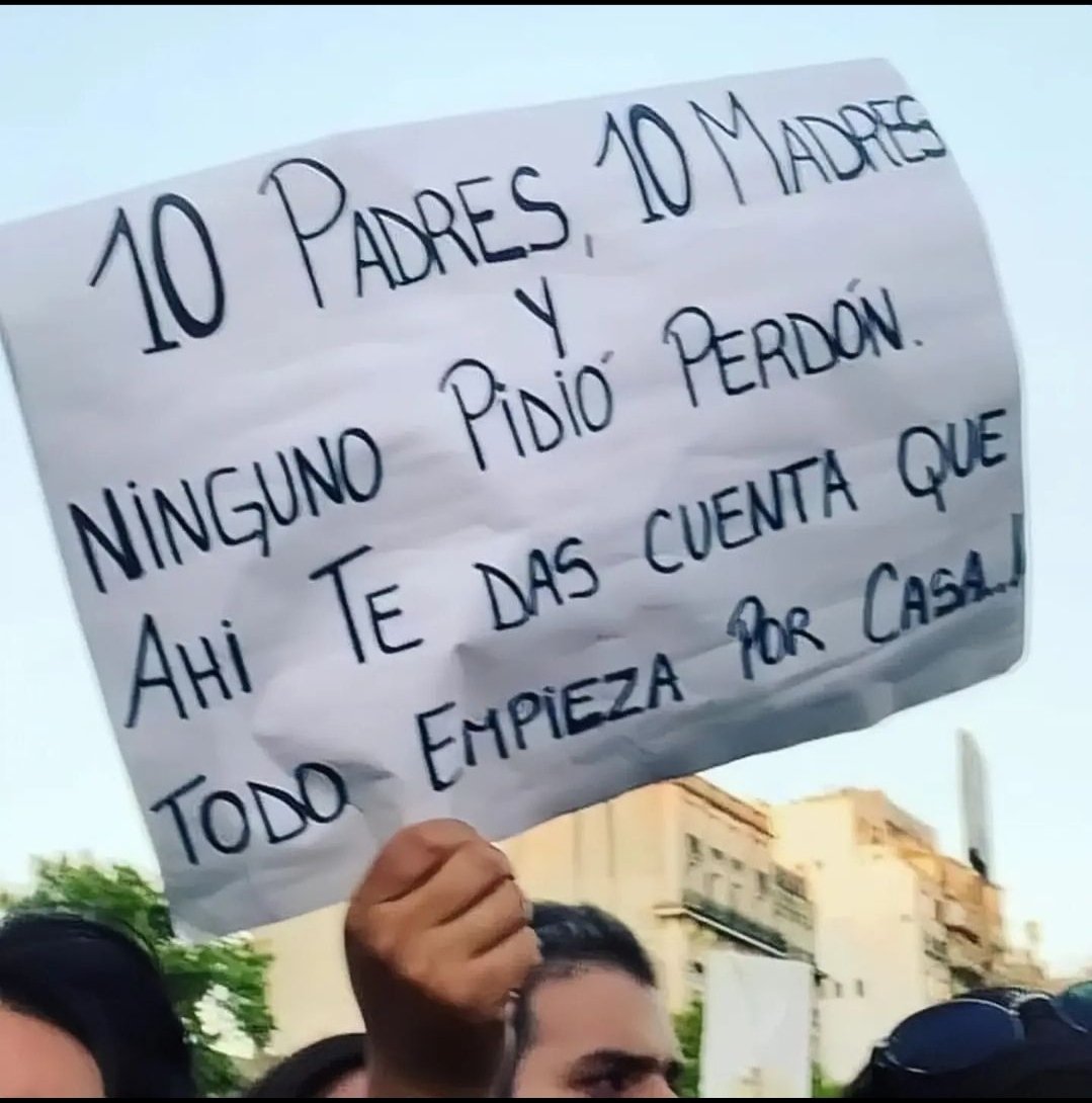 Tienen una estrategia.Tienen un pacto de silencio. Se cortaron el pelo todos iguales.Todos usan barbijo para confundir.Ninguno está arrepentido.Ninguno pide perdón.Están satisfechos con lo que hicieron y esperan que sus papás muevan sus influencias para zafar de la perpetua.