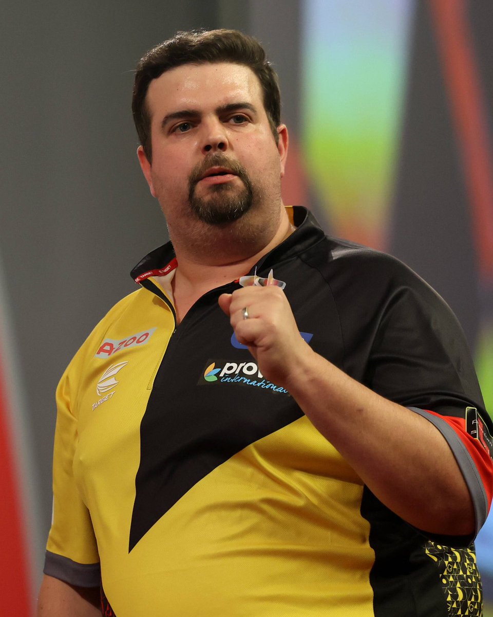 BVB's tweet photo. 🇩🇪🎯👏 Glückwunsch zu Deinem starken und historischen Auftritt bei der #DartsWM, Gabriel „Gaga“ #Clemens! 

Ein Deutscher im Halbfinale der #DartsWM – das gab es zuvor noch nie. Und dann auch noch im schwarzgelben Trikot… 😉 https://t.co/reSPdQCHJP