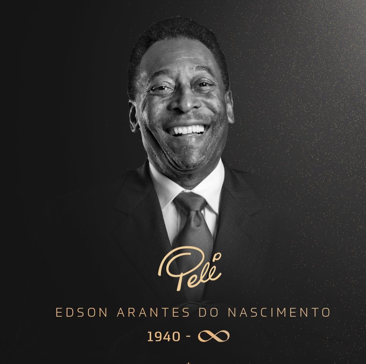 Vou resumir o <a href="/Pele/">Pelé</a> foi o jogador original de todos os tempos e os restantes dos jogadores sem exceção foram imitadores. Alguns imitaram um pouco, outros um pouco mais e teve os mais atrevidos, mas era impossível porque ele era uma fórmula única que não poderia ser copiada