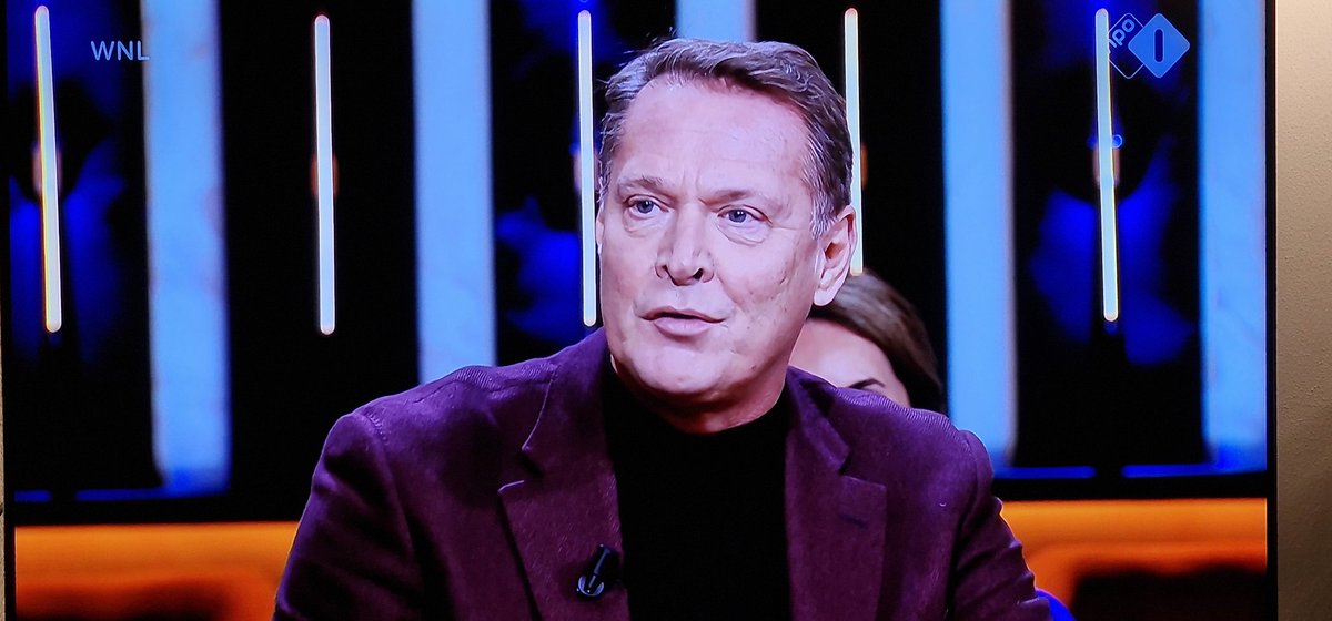 Niet normaal dat 12 politiemensen gewond zijn geraakt in Den Haag, waarbij gehoorschade in 7 gevallen voorkwam. En deze 👇politieagent werd met een collega bestookt met vuurwerk. 
Dat Albert Verlinde beweert dat 16 miljoen mensen vuurwerk willen afsteken, is lulkoek. #op1npo