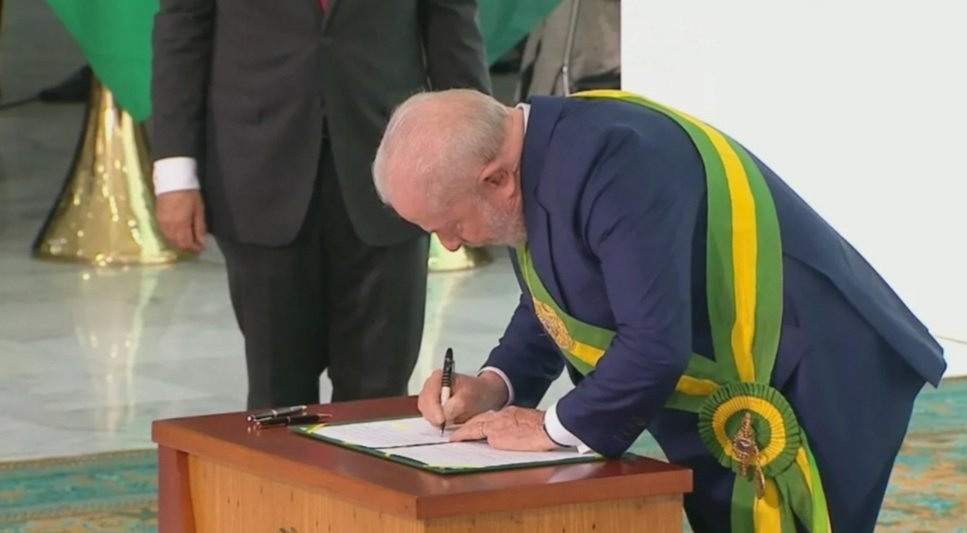 O novo presidente do Brasil, Luiz Inácio Lula da Silva, por meio de um decreto assinado, deu o prazo de 30 dias para que a CGU reavalie o sigilo de 100 anos.