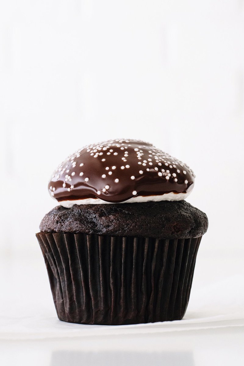 🧁 JANUARY CUPCAKE OF THE MONTH 🧁

🌨 SNOWCAP IS BACK 🌨

Chocolate cupcake
Vanilla cream icing
Chocolate ganache dip
Nonpareils

At both locations now till we run out every day, this month only.