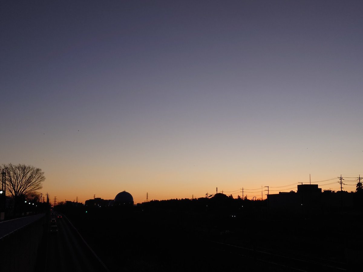 WerthLeon1's tweet photo. #イマソラ 　５人で眺めました。
＃vivo #X90Pro+
#xperia5iv 
#realme ＃X50Pro
#Galaxy #Note10+
薄明の空を再現するのは、難しい。
私にはどれも違うように見える。

箱根駅伝、頑張れ！
#55年ぶりの出場 　＃有り難う！ https://t.co/k9bZGGWK8P