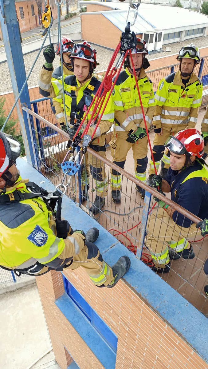 Practicamos con el nuevo material adquirido las poleas Twin Release para polipastos 4:1 rescate en espacios confinados y trabajos tecnicos #bomberosfuenlabrada.
