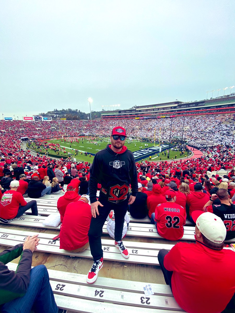 SaltCitySwagger's tweet image. Rose Bowl. I’m not rooting for the blue and white team today. Kinda weird. 🤷🏻‍♂️#SwaggerBelt #LL22