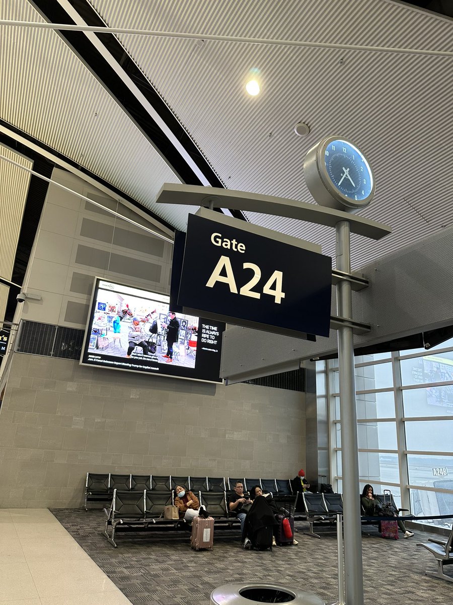 RileyJohnSavage's tweet image. this flight’s about to be a movie 🔥