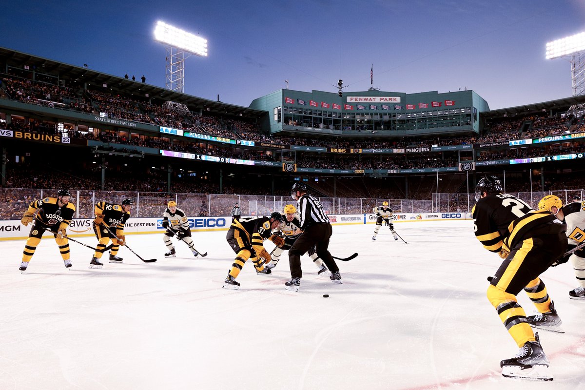 penguins's tweet photo. The sun has gone down at Fenway Park 🌌 https://t.co/MUXpNfYZ7J