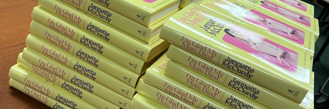 fansplain's tweet photo. One of the best books we read in 2022 was #IGMMD. Jennette McCurdy thanked readers for all the support of the book in 2022 https://t.co/q1tsdAG0ml https://t.co/1EschVn8I8