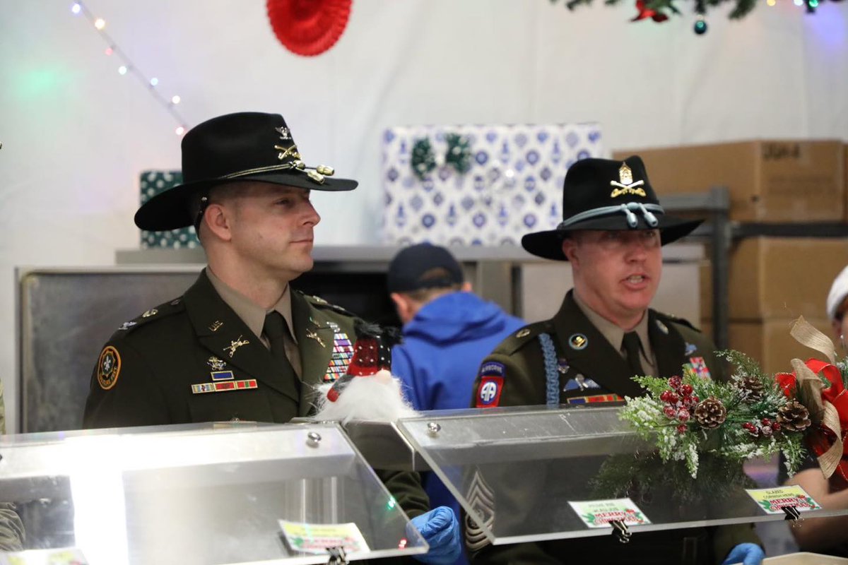 1stCavalryDiv's tweet photo. #ICYMI #GREYWOLF leadership served lunch on #ChristmasDay to show their appreciation for the hard work of the Trooper serving alongside our #allies and #partners in Poland.
#StrongerTogether #PeopleFirst #LiveTheLegend #FirstTeam #BigYellowPatch | @FightingFirst https://t.co/bL8IG4Nsla