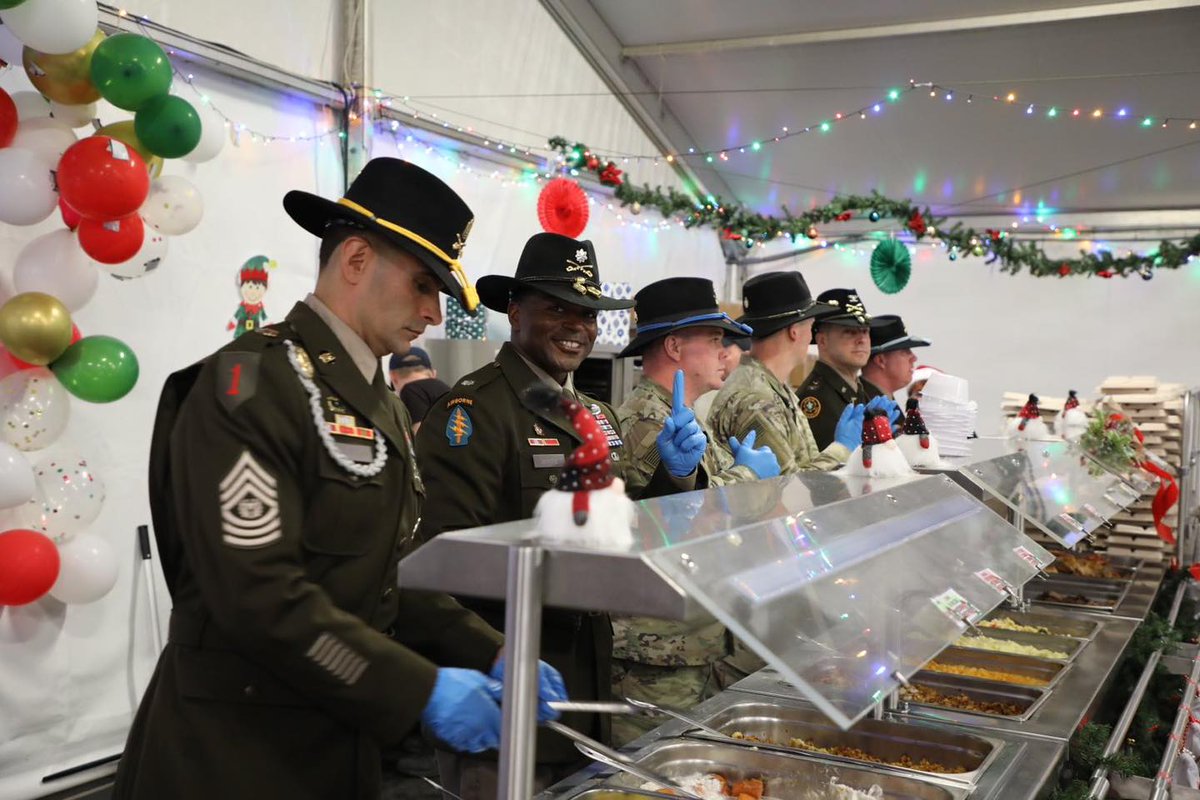 1stCavalryDiv's tweet photo. #ICYMI #GREYWOLF leadership served lunch on #ChristmasDay to show their appreciation for the hard work of the Trooper serving alongside our #allies and #partners in Poland.
#StrongerTogether #PeopleFirst #LiveTheLegend #FirstTeam #BigYellowPatch | @FightingFirst https://t.co/bL8IG4Nsla
