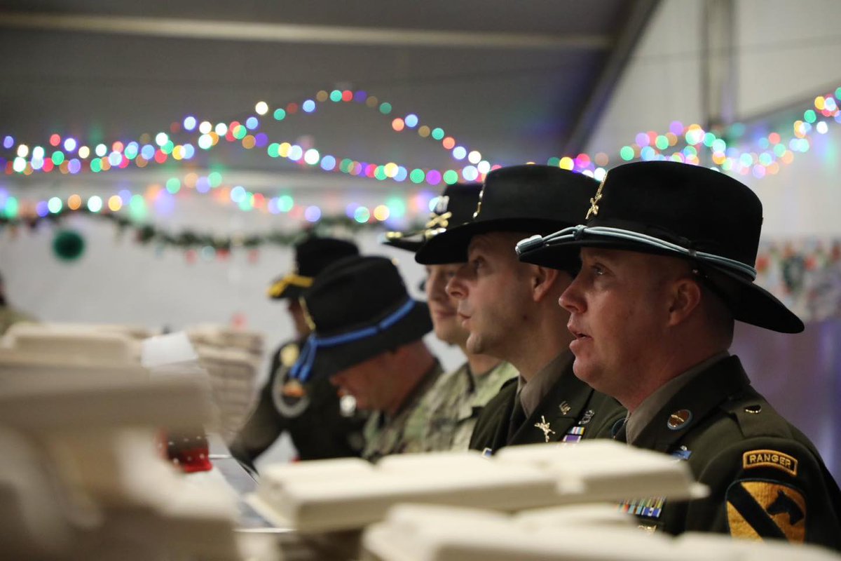 1stCavalryDiv's tweet photo. #ICYMI #GREYWOLF leadership served lunch on #ChristmasDay to show their appreciation for the hard work of the Trooper serving alongside our #allies and #partners in Poland.
#StrongerTogether #PeopleFirst #LiveTheLegend #FirstTeam #BigYellowPatch | @FightingFirst https://t.co/bL8IG4Nsla