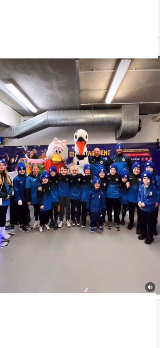 Great to see <a href="/CrcOlympic/">Crc Olympic FC</a> under 9s acting as guard of honour for <a href="/SwansOfficial/">Swansea City AFC</a> v Burnley today. Amazing effort from our amazing coaches <a href="/JRDTimco/">Jamie Dickerson</a>  and Team Manager Laura for organising 👏🔵⚪️⚽️⚽️