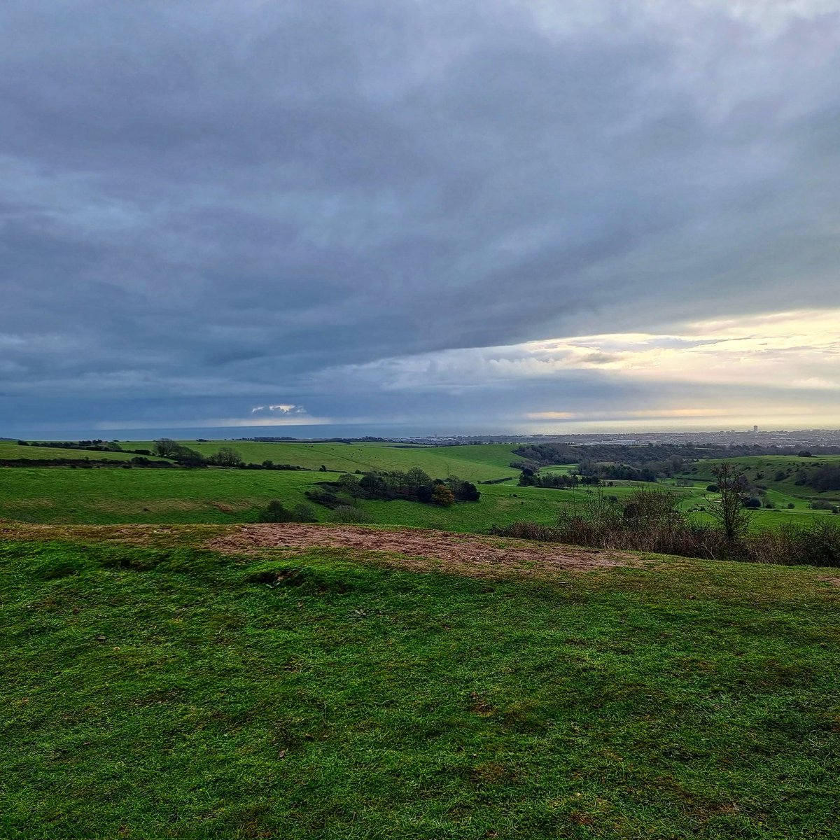ughadda's tweet photo. 2022 has given me the opportunity to explore my new home in West Sussex. So many amazing historical sites to visit and beautiful landscapes to photograph. I hope 2023 gives me the opportunity to dig in deeper to this area. #westsussex #Archaeology #historiclandscapes #Geology https://t.co/VbHoletcVN
