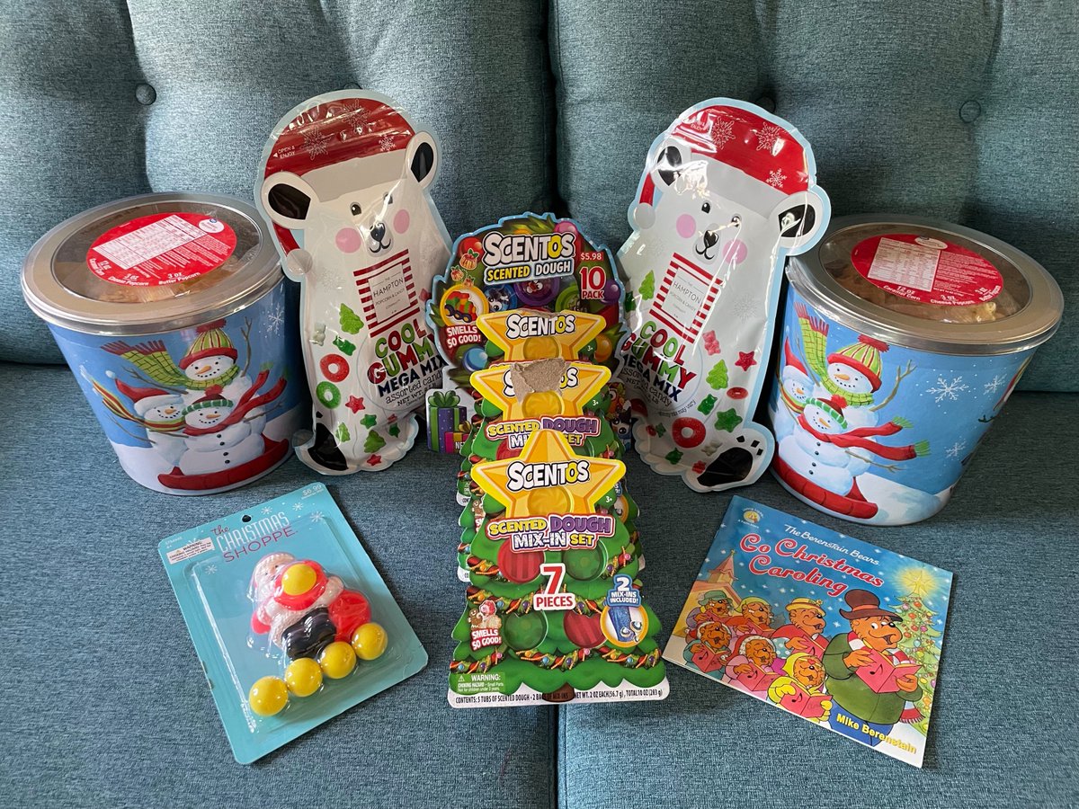 I have such a 💕love/hate😡 relationship with Hobby Lobby!! The hoarder in me couldn’t resist the 90% off sale today!! Who could turn down $500.00 worth of stuff in the pictures below for $50.00.