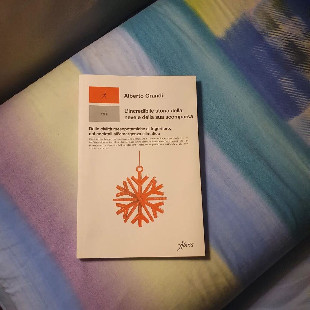 nikky83's tweet photo. Visto che il freddo qui in Sicilia tarda ad arrivare, proviamo ad evocarlo con il potere dei libri: sto leggendo "L'incredibile storia della neve e della sua scomparsa" di Alberto Grandi per @abocaedizioni. 

Questo libro racconta la storia della conserv… https://t.co/yMJFN4VPAI https://t.co/IfP49ZkUOT