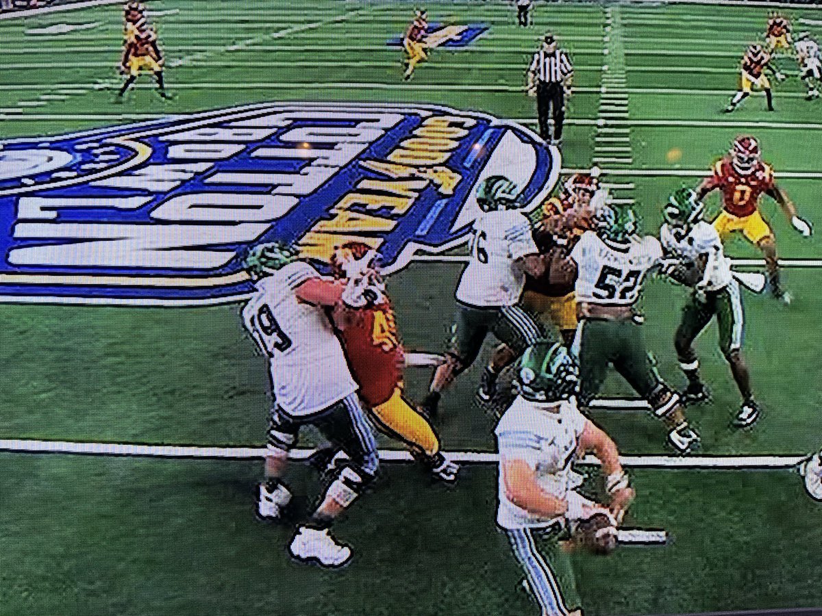 EpsilonTheory's tweet image. No call. LOL. College officiating is so bad. 

#USC #Cottenbowl