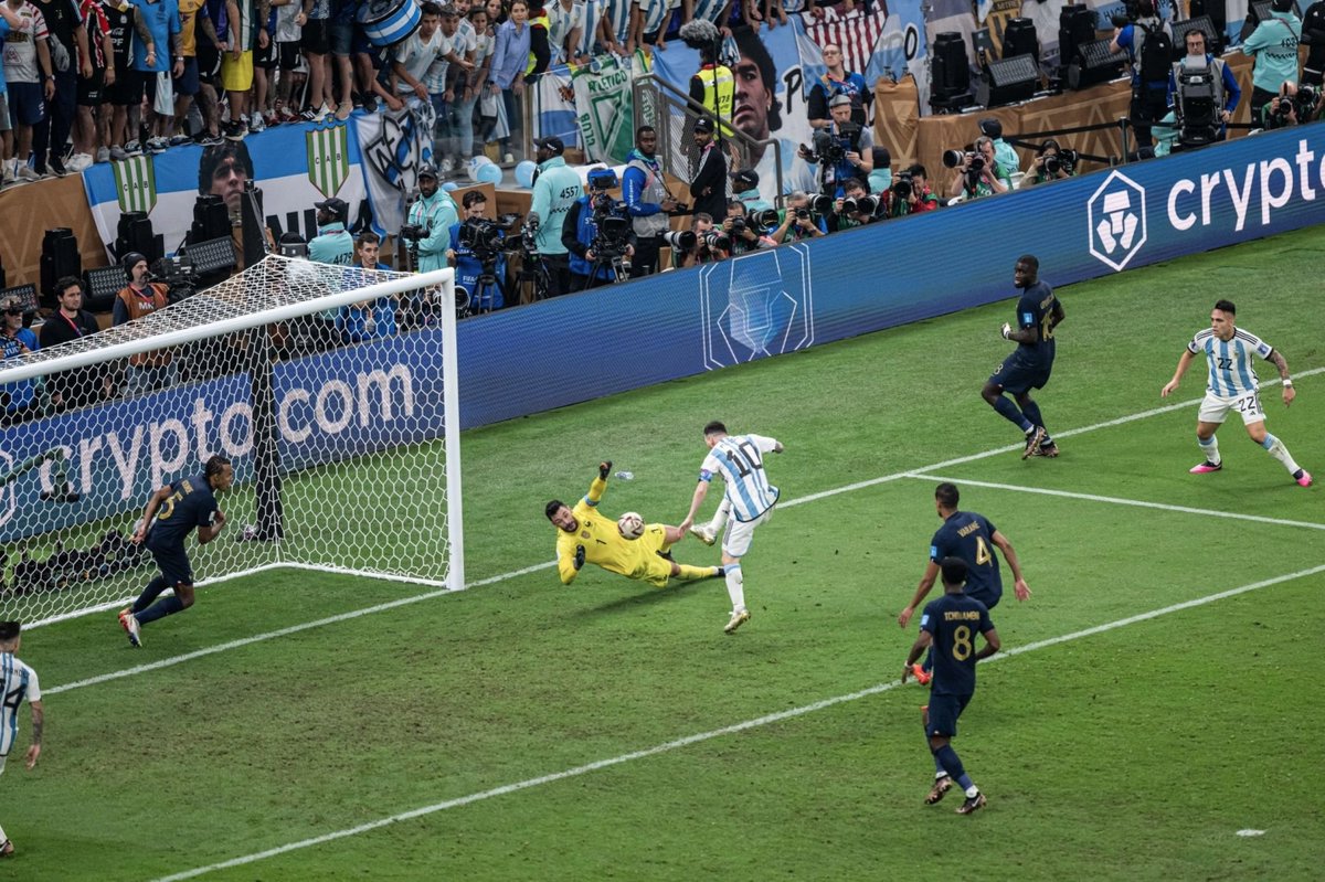 Messi convirtió muchos de sus goles más lindos con derecha:

vs Getafe 2007
vs Málaga 2009
vs Real Madrid 2011
vs Bayern 2015
vs Nigeria 2018

Ahora también el gol más importante de su carrera. Curioso.