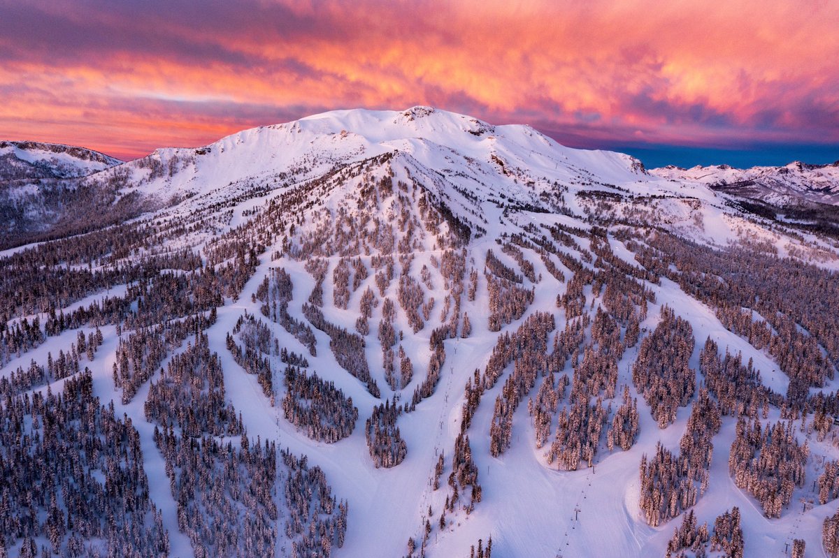 This mornings stunning sunrise in Mammoth Lakes! <a href="/MammothMountain/">MammothMountain</a> is getting deep!