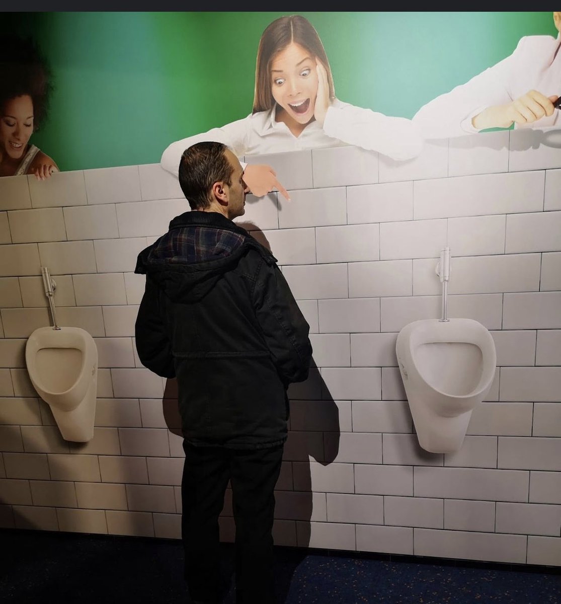 Estaba mirando fotos de una exposición a la que quiero ir y de repente esto 🤨😂