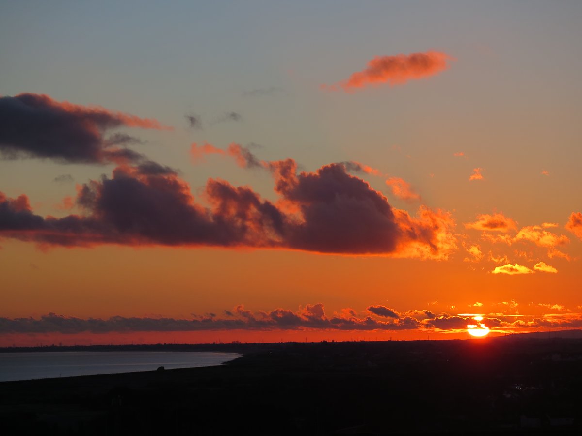 susanjcarey's tweet photo. Tonight's sunset over Hythe Bay &amp; Romney Marsh. #BeautifulKent https://t.co/y8IxccvPBK