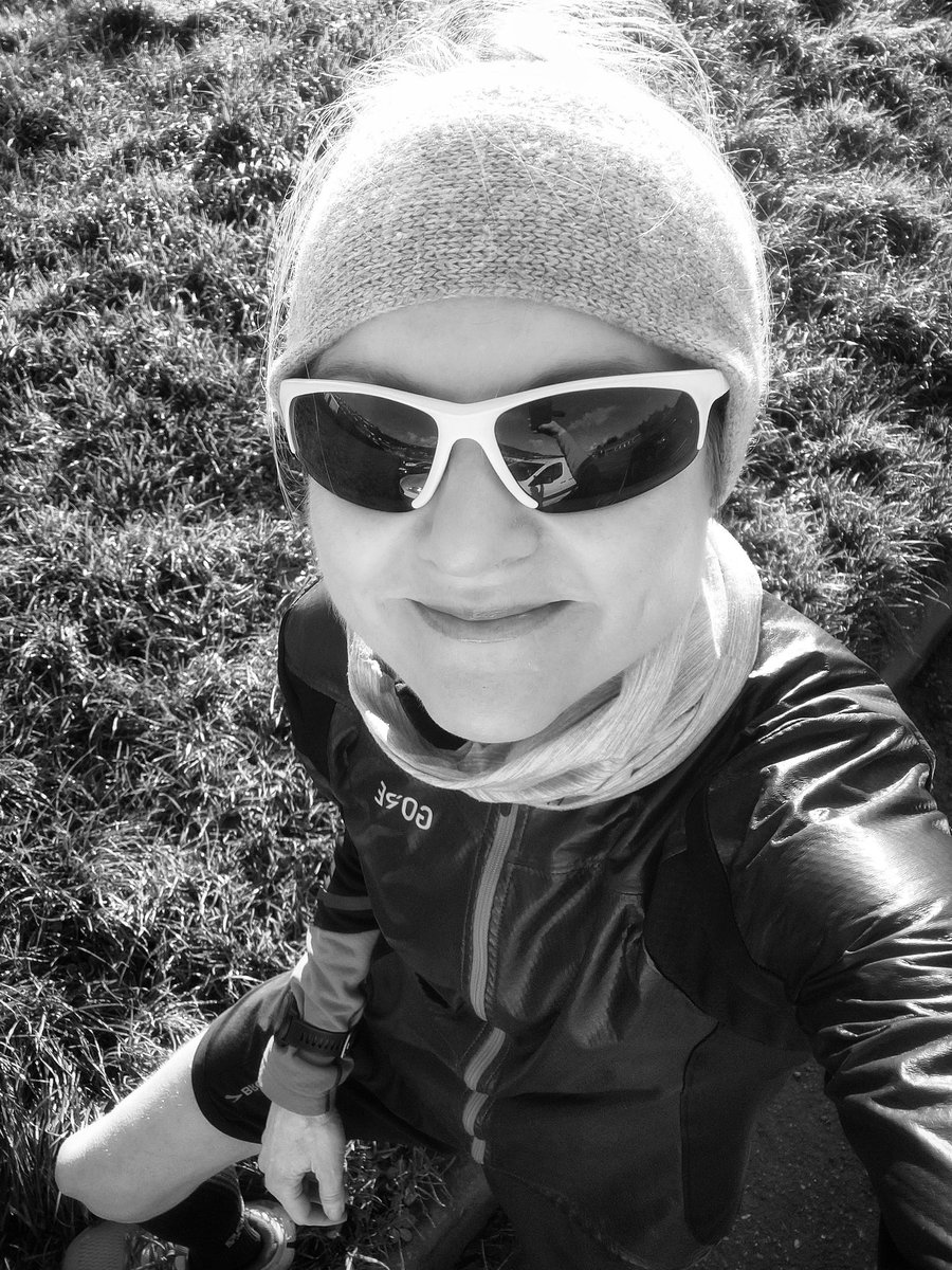 bmrees's tweet photo. Not a ☂️ in sight today, it was a sunnies and shorts day, lovely jubblies. Nice steady 10 miles to end the holiday break. It’s going to be a year of building back up those miles. #running #buildingupmiles #pembrokeshirerunning #lastdayofholidays #boohoo https://t.co/Z6vDQag11P