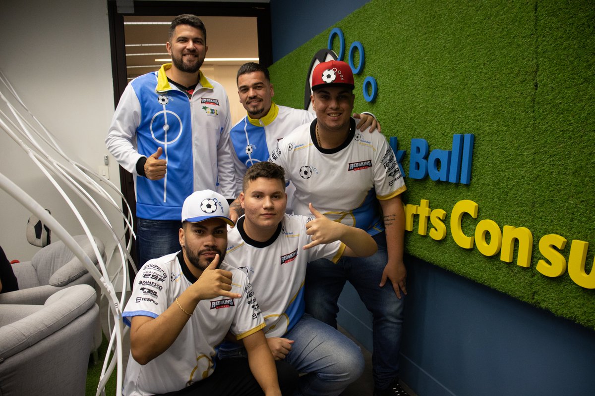 ethinkball's tweet photo. “Você não pode colocar um limite em nada. Quanto mais você sonha, mais longe você chega”
Que 2023 seja de muitas conquistas para o nosso time! 💪⚽️🎮
@redskinsofc
@dominickcosta07
@Vitinho10__
@coach_rdg
@Lekaendres19
#eThinkBall #ThinkBall #eSports #EsporteEletronico https://t.co/i9v0Ds5Fyn