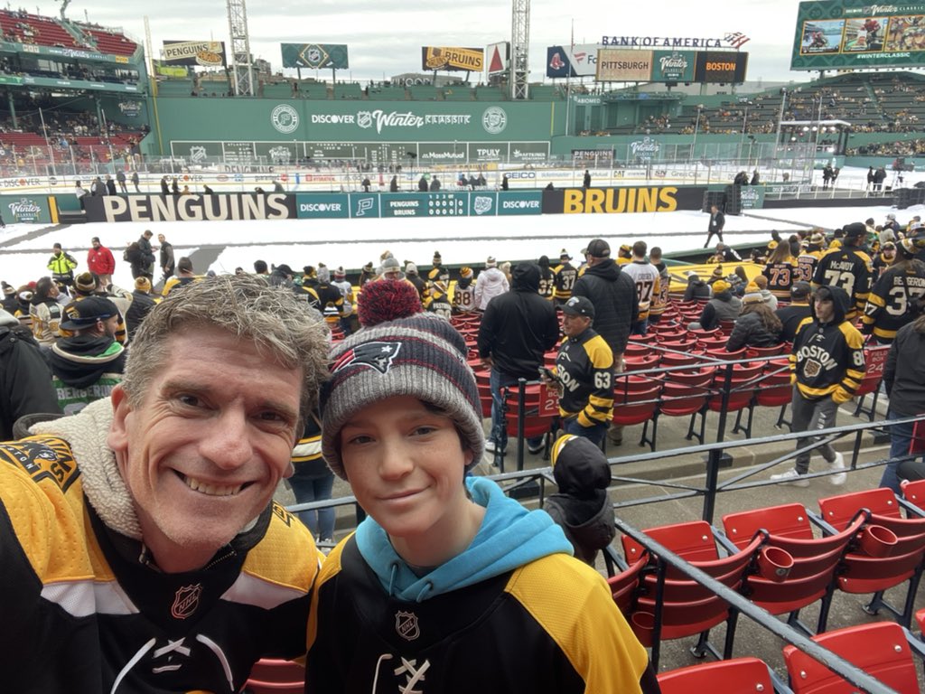 TyVelde's tweet photo. Happy New Year from the #WinterClassic! https://t.co/f7cXqDWJXl