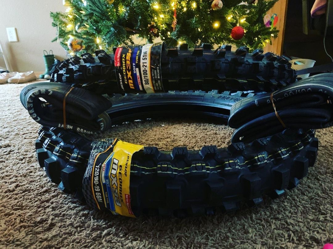 RideDunlop's tweet photo. @adambrown_125_ is still pumped from Santa delivering a Geomax MX3S front, MX33 rear and some HD tubes!
#ridedunlop #dunloptires #geomax #mx3s #mx33 #santa https://t.co/hVYid9lh05