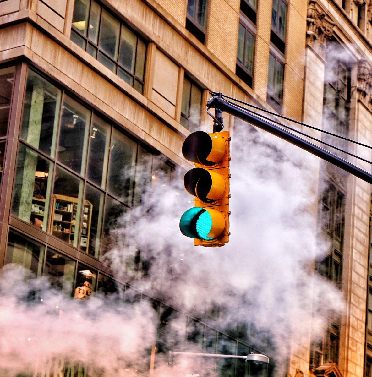 CoopersAutoWA's tweet photo. Fun fact: The first electric traffic signal was installed in Ohio in 1914, with only red and green lights! https://t.co/gsZeLyKBE2