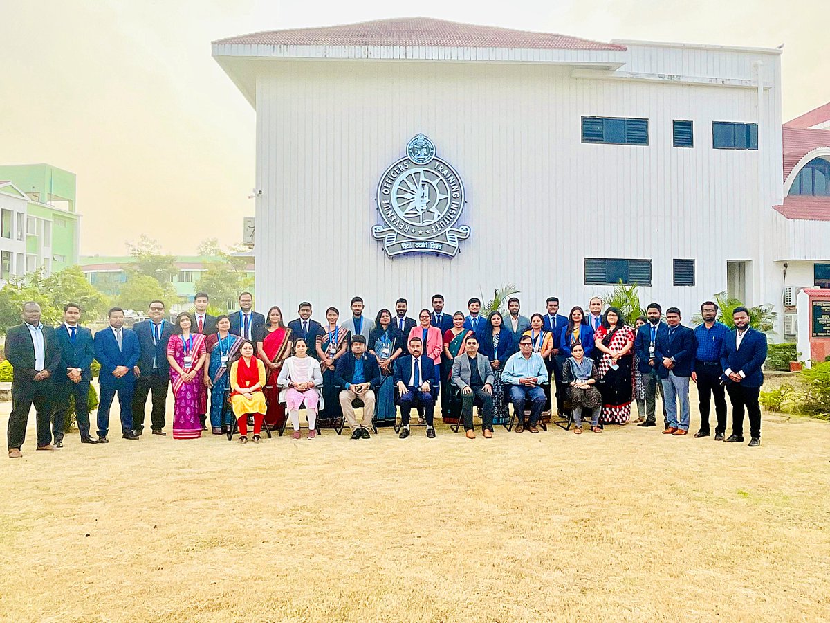 Kirankumarr23's tweet photo. With Respected Director , Joint Director , Administrative Officer , Assistant Directors & Faculty Members , Revenue Officers' Training Institute .
#Batch2019 #OAS #Probationers https://t.co/W35s5hiPXV