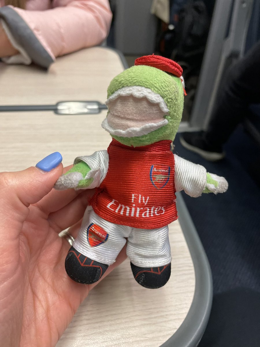 Thank you Peter from <a href="/SW_Help/">SWR Help</a> <a href="/networkrail/">Network Rail</a> for his absolute act of kindness on our journey home today. Gunnersaurus will be very loved by his new owner ❤️ <a href="/Arsenal/">Arsenal</a> #gunnersaurus #actofkindness #KindnessMatters
