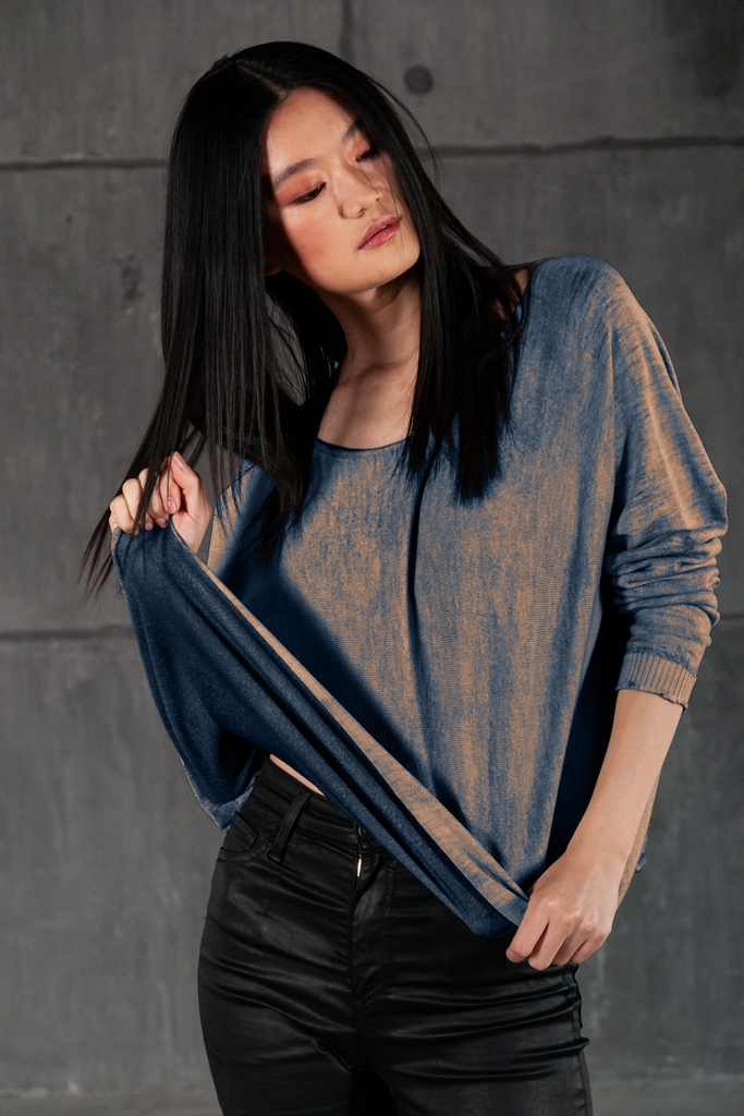 This extra-lightweight crop sweater is a perfect companion for the changing season. Soft on the skin and made unique by spray paint coloring interventions.

One size fits all : tinyurl.com/4e2985w4
#womensweater #falloutfits #sweater
#onlineboutiques #newarrivalsdaily