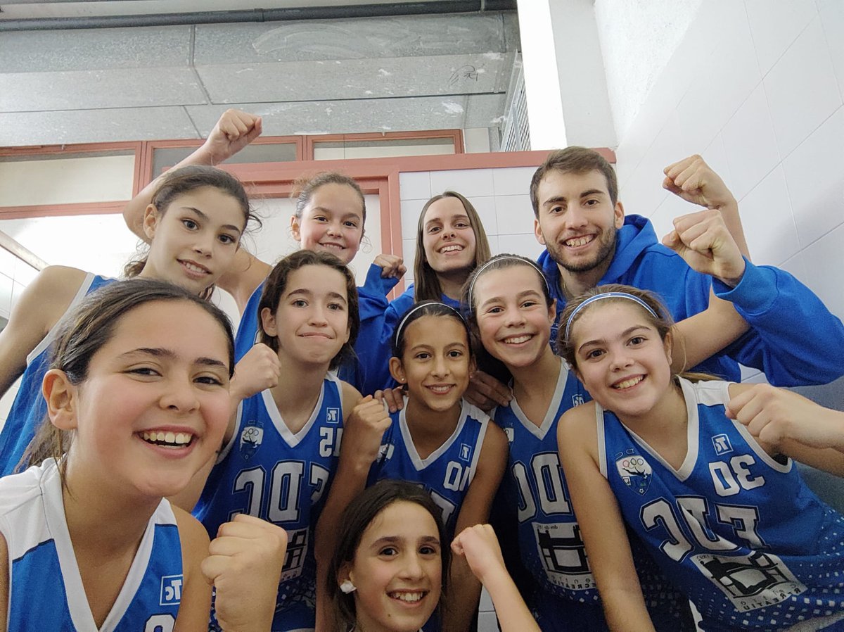 FDCbasquet's tweet photo. 🎉El Mini Femení A supera al @FemSantAdria (75-64) i passa als 1/4 de final del #TrofeuMolinetBQ.

🔜 Dimarts 3 de gener (15h) 
🆚 @FCBbasket_fem

👏🏻Moltes felicitats equip!!!! 
💪🏻Demà una nova oportunitat per seguir creixent!!! https://t.co/zIfWym3vEO