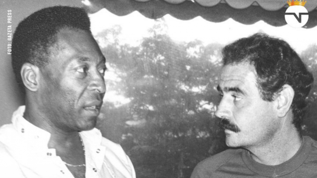 RaiNews's tweet photo. La veglia per #Pelé, l'ex compagno di Nazionale Roberto Rivelino: "Il miglior giocatore del mondo, non ne esisterà un altro così. Grazie per aver fatto parte della mia vita. Tu non sei morto. Tu sei eterno. È il pallone a piangere" https://t.co/AuWjH9GcEJ https://t.co/FRg1eVorhw