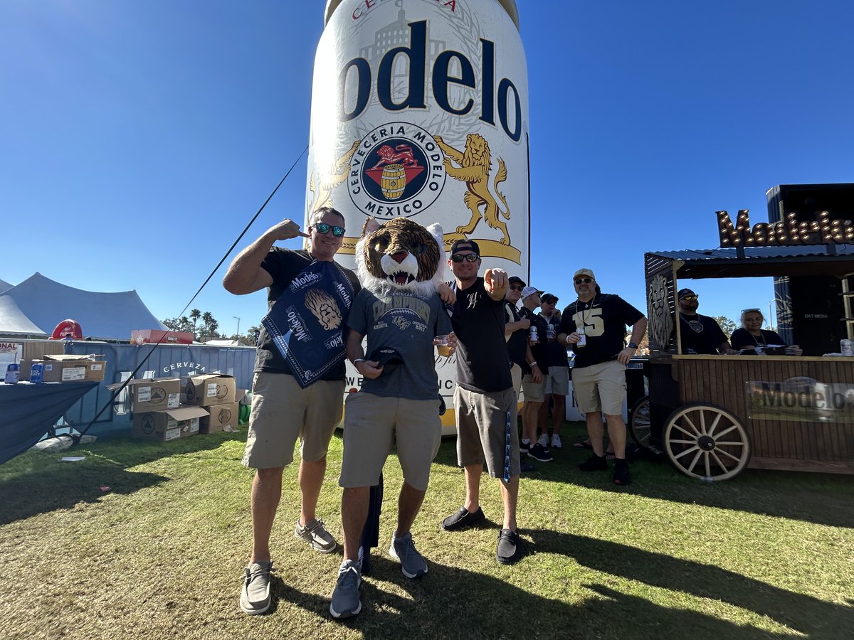 CitrusBowl's tweet image. Good vibes only at the @ModeloUSA garden 🍻😎 #CitrusBowl