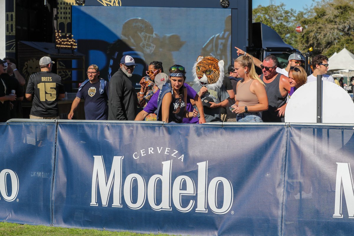 CitrusBowl's tweet image. Good vibes only at the @ModeloUSA garden 🍻😎 #CitrusBowl