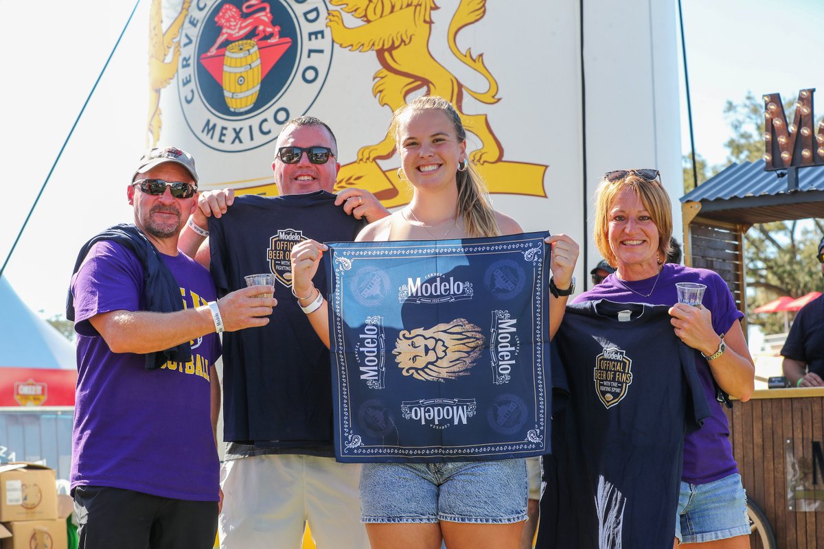 CitrusBowl's tweet image. Good vibes only at the @ModeloUSA garden 🍻😎 #CitrusBowl