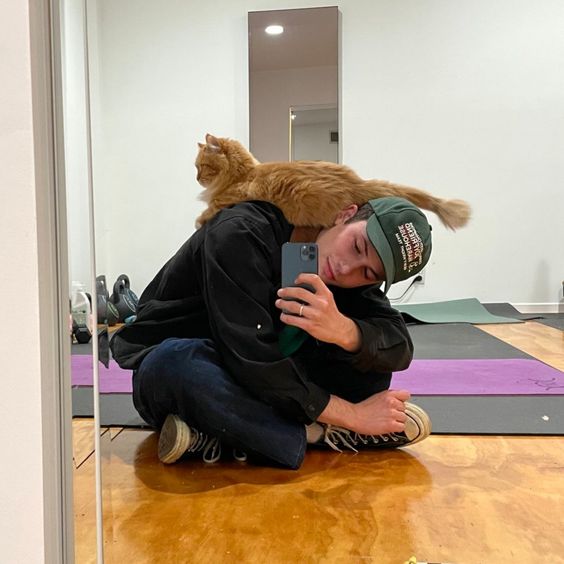 htrlclay's tweet photo. me and my cat toby😊 https://t.co/fyE2Nnv9Iq